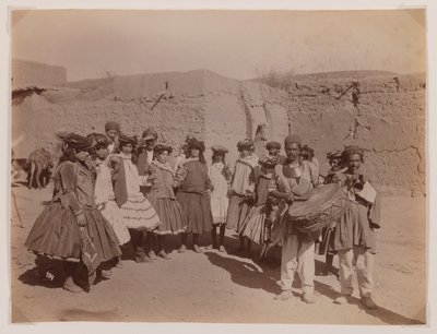 आदिवासी वेशभूषा में महिलाओं का समूह (सिल्वर एल्बम प्रिंट) द्वारा एंटोइन सेवरुगिन