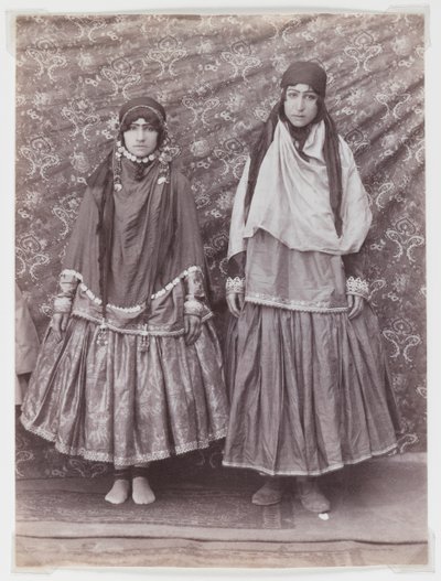आदिवासी वेशभूषा में दो महिलाएं (सिल्वर एल्बम प्रिंट) द्वारा एंटोइन सेवरुगिन