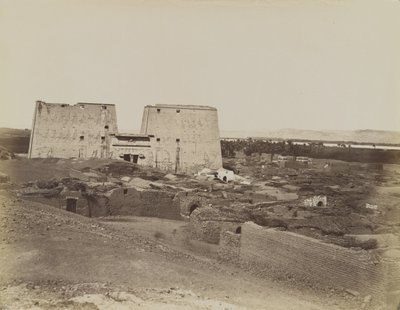 एडफू, तोरण और गांव का दृश्य द्वारा एंटोनियो बीटो