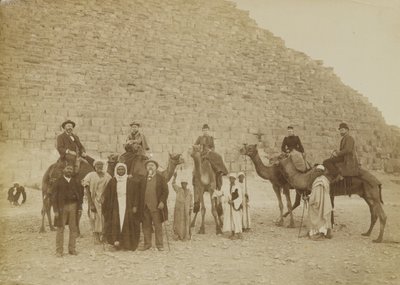 गीज़ा, मिस्र में पर्यटकों का परिवार द्वारा एंटोनियो बीटो