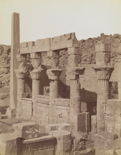 फिलै, पश्चिमी कोलोनेड के दक्षिणी छोर के उत्तर-पूर्व से और आइसिस के मंदिर में नेकटेनबो के पोर्च का दृश्य द्वारा एंटोनियो बीटो