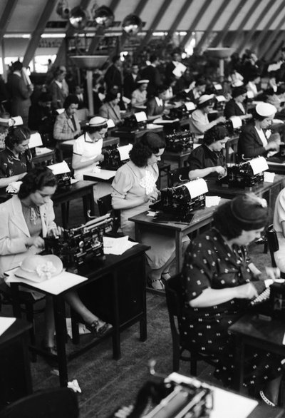 टाइपिस्ट काम कर रहे हैं, इटली, 1938 (ग्लास प्लेट) द्वारा अरमांडो ब्रूनी