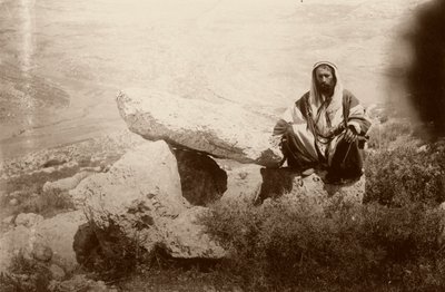 डोलमेन और आदमी, हेसबन के पश्चिम (हेशबन), 1881 द्वारा आर्थर एम। मेंटल