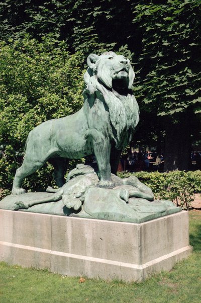 न्युबियन शेर और उसका शिकार, 1870 (कांस्य) (252665 और 252667 भी देखें) द्वारा Auguste Cain