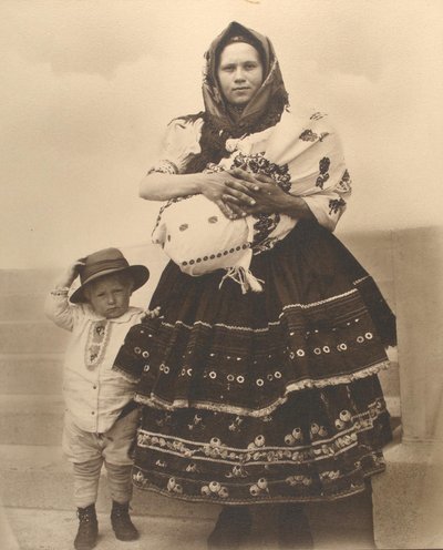 स्लोवाक महिला और बच्चे, c.1910 द्वारा ऑगस्टस एफ शर्मन