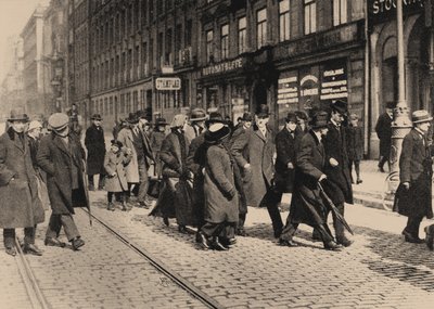 13 अप्रैल 1917, 1917 को ट्यूर नर्मन और कार्ल लिंडहगेन के साथ स्टॉकहोम में लेनिन द्वारा एक्सल माल्मस्ट्रोमी