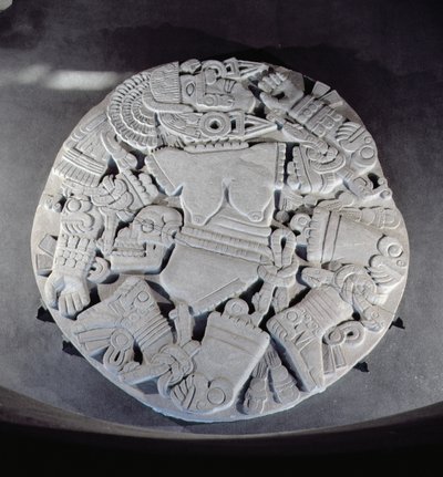 तेनोच्तितलान में जुड़वाँ पिरामिड, लेट पोस्ट क्लासिक पीरियड (1300-1521) के पैर में पाए जाने वाले चंद्रमा देवी कोयोलक्सौक्वी के विघटन की नक्काशी (देखें 97326) द्वारा एज़्टेक