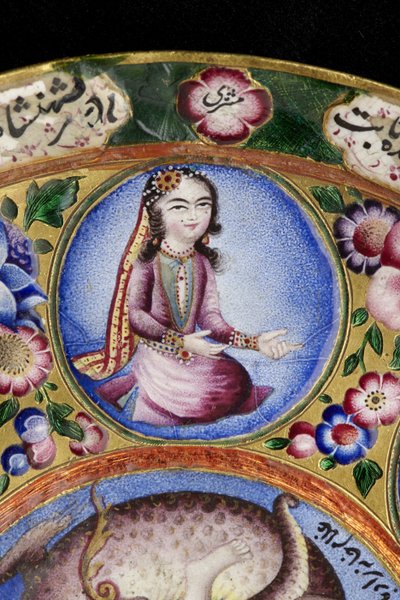 ज्योतिषीय सजावट के साथ ढक्कन वाला कटोरा, तश्तरी और चम्मच, १९वीं सदी की शुरुआत (तामचीनी और सोना) द्वारा बाकिर बाकिर