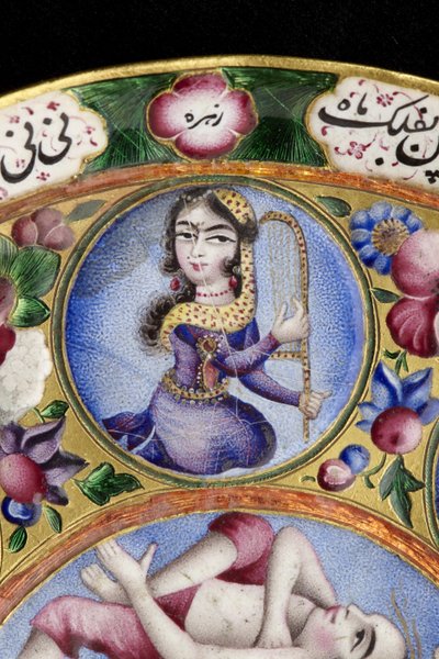ज्योतिषीय सजावट के साथ ढक्कन वाला कटोरा, तश्तरी और चम्मच, १९वीं सदी की शुरुआत (तामचीनी और सोना) द्वारा बाकिर बाकिर