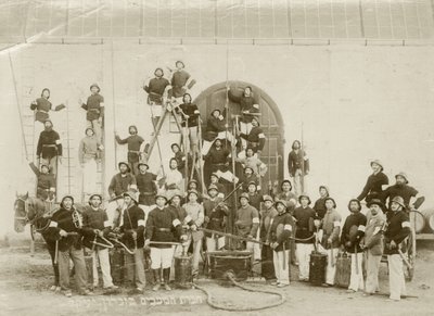 Zichron Yaacov, c.1898-1900 पर फायरमैन का एक समूह शॉट द्वारा बर्नार्ड एडेलस्टीन