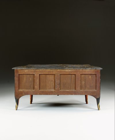 लुई XV कमोड, c.1740 (ऑर्मोलु-माउंटेड चाइनीज ब्लैक, पॉलीक्रोम और गिल्ट लाह, सर्पेन्टाइन, मार्बल और वर्निस) द्वारा बर्नार्ड वैन रिस्सामुर्ग