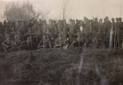 फ्रूली-वेनेज़िया गिउलिया में प्रथम विश्व युद्ध का एल्बम: इन्फैंट्री के सैनिकों का समूह चित्र 112.mo नदी टॉवर के पास हुकुम के साथ द्वारा बोरबॉन डेल मोंटे
