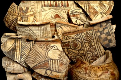 तेल कासिल, इज़राइल, c.1099-900 ईसा पूर्व (चीनी मिट्टी) से मछली और पक्षियों के विशिष्ट रंग डिजाइनों के साथ सजाया गया फिलिस्तीन का बर्तन द्वारा कांस्य युग