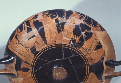 वल्सी, c.495 ईसा पूर्व (मिट्टी के बर्तनों) (विवरण) से कैसंड्रा, पॉलीक्सेना, हेचुबा और एफ़्रोडाइट से घिरे प्रियम के पेरिस की वापसी का चित्रण करते हुए अटारी लाल-आंकड़ा कप द्वारा ब्रायोग्स पेंटर