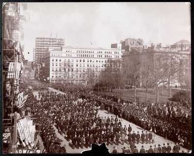न्यूयॉर्क, 1898 (सिल्वर जिलेटिन प्रिंट) के सिटी हॉल पार्क में ब्रॉडवे पर रिपब्लिकन गोल्ड स्टैंडर्ड परेड में मार्च करते पुरुषों का हवाई दृश्य द्वारा Byron Company