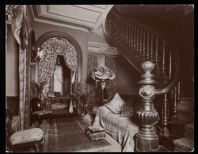 11 पश्चिम 45 वें स्ट्रीट, न्यूयॉर्क, 1896-98 (सिल्वर लेटिनिन) में ब्लाकेली हॉल निवास में एक अलंकृत बैठक कक्ष द्वारा बायरन कंपनी
