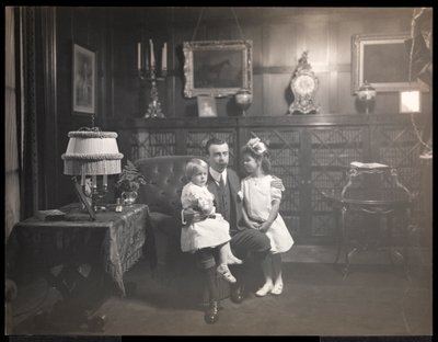 रोजलिन, लॉन्ग आईलैंड, c.1905 (सिल्वर जिलेटिन प्रिंट) के हार्बर हिल की लाइब्रेरी में अपने बच्चों के साथ क्लेरेंस मैके द्वारा Byron Company