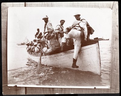 एक नौसिखिया नाव में नाविकों के एक समूह, 1898 (सिल्वर जिलेटिन प्रिंट) के साथ न्यूयॉर्क के फिशर्स आइलैंड, नौसेना रिज़र्व की एक पुरानी तस्वीर की कॉपीफोटोग्राफ़ द्वारा Byron Company