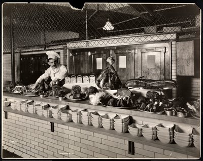1919 के कमोडोर होटल की रसोई में ठंडे मांस का प्रदर्शन (सिल्वर जिलेटिन प्रिंट) द्वारा Byron Company