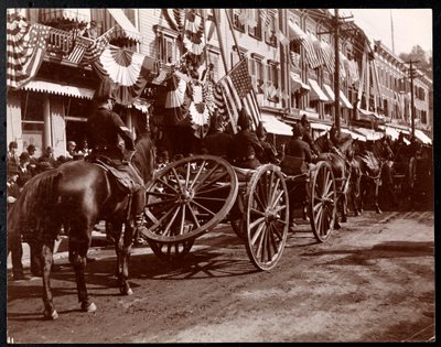 डॉब्स फेरी, न्यूयॉर्क, 1898 (सिल्वर जिलेटिन प्रिंट) में परेड पर घुड़सवार तोपखाने द्वारा Byron Company