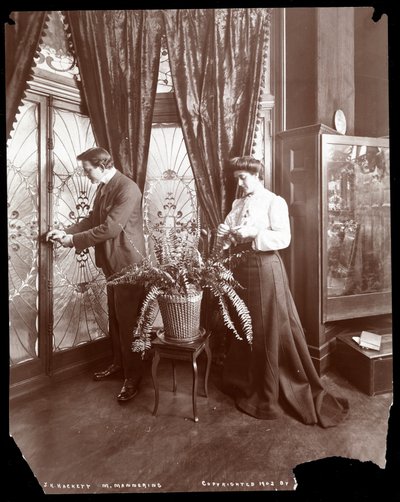 जेम्स के। हेकेट और पत्नी (मैरी मैनरिंग) घर पर, c.1902 (रजत जिलेटिन प्रिंट) द्वारा Byron Company