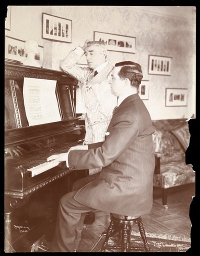 बेलेव होम, 1908 में किरेल बेलेव और पियानो पर दोस्त (सिल्वर जिलेटिन प्रिंट) द्वारा Byron Company