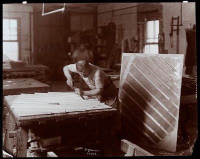 मैन हार्डमैन में काम कर रहे हैं, पेक und कंपनी पियानो फैक्टरी, न्यूयॉर्क, 1907 (सिल्वर जिलेटिन प्रिंट) द्वारा बायरन कंपनी