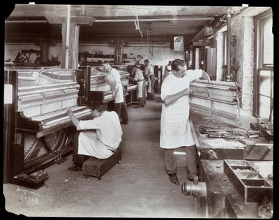 हार्डमैन, पेक und कंपनी पियानो फैक्ट्री, न्यूयॉर्क, 1907 (सिल्वर जिलेटिन प्रिंट) में काम करने वाले पुरुष द्वारा Byron Company