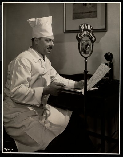 होटल कमोडोर, 1930 में माइक्रोफोन में शेफ मौरिस हर्वियक्स का चित्र (सिल्वर जिलेटिन प्रिंट) द्वारा Byron Company