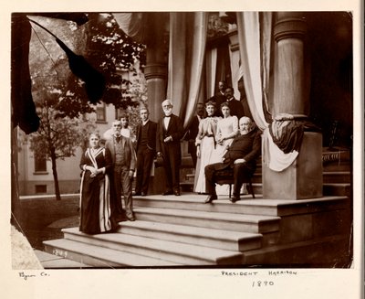राष्ट्रपति बेंजामिन हैरिसन और समूह, 1890 (सिल्वर जिलेटिन प्रिंट) द्वारा Byron Company