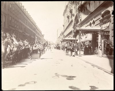 1896 में न्यूयॉर्क के वाल्डोर्फ एस्टोरिया होटल में ली हंग चांग के आने का इंतजार करते राज्यपाल के कर्मचारी (सिल्वर जिलेटिन प्रिंट) द्वारा बायरन कंपनी