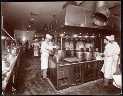 रिट्ज-कार्लटन होटल में रसोई, c.1910-11 (सिल्वर जिलेटिन प्रिंट) द्वारा Byron Company