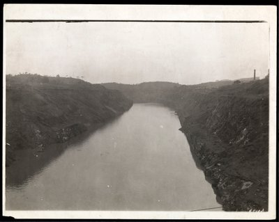 निर्माण, 1912 या 1913 (सिल्वर जिलेटिन प्रिंट) के दौरान पनामा नहर के नए सिरे से खोदे गए भाग का दृश्य द्वारा बायरन कंपनी