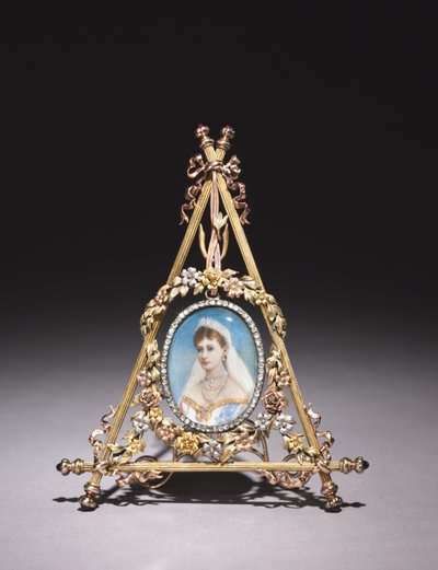 Czarina Alexandra Feodorovna के पोर्ट्रेट के साथ त्रिकोणीय फ्रेम, 1896-1908 द्वारा कार्ल फैबर्ज