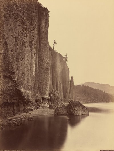 केप हॉर्न, कोलंबिया नदी, ओरेगन, 1867। द्वारा कार्लटन एम्मन्स वॉटकिंस