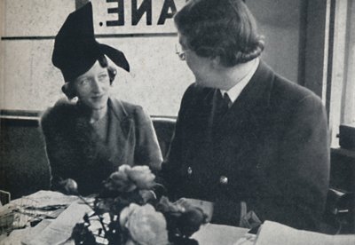 जल्द ही एक अलग टोपी, 1941 द्वारा सेसिल बीटन