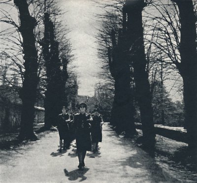 चर्च परेड, 1941 द्वारा सेसिल बीटन
