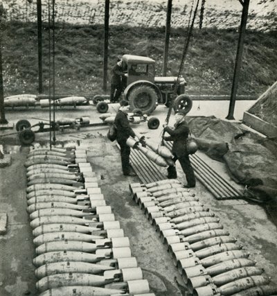 रेड के लिए तैयार हो रहे हैं, c1943। द्वारा सेसिल बीटन