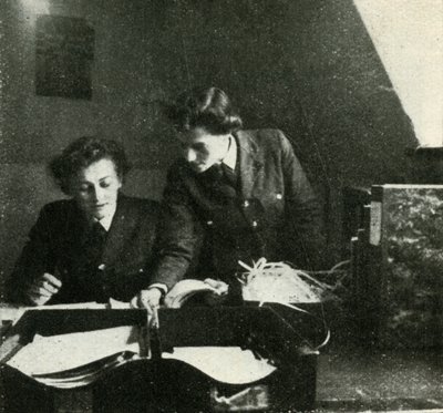 सिग्नल ड्यूटी पर, c1943। द्वारा सेसिल बीटन
