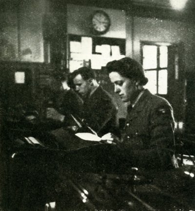 सिग्नल ड्यूटी पर, c1943। द्वारा सेसिल बीटन