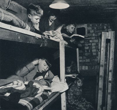 स्कूलबॉय डॉरमेट्री, 1941 द्वारा सेसिल बीटन