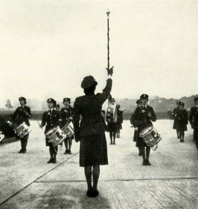 परेड पर WAAF बैंड, c1943। द्वारा सेसिल बीटन
