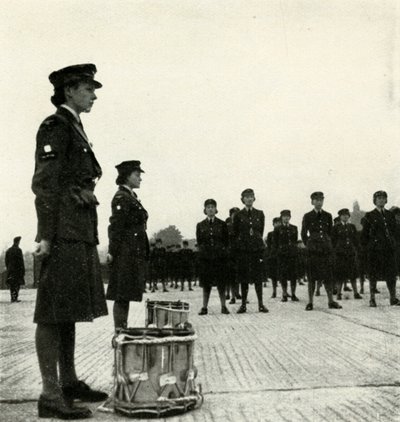 परेड पर WAAF बैंड, c1943। द्वारा सेसिल बीटन