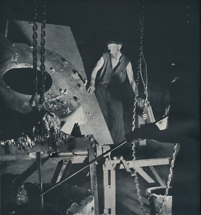 मिश्र धातु के एक विमान कारखाने की तैयारी में श्रमिक, 1941 द्वारा सेसिल बीटन