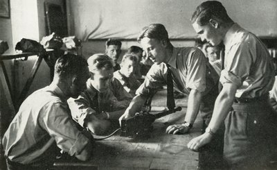 हथियारों के बारे में जानने वाले आरएएफ के जवान, 1941। द्वारा चार्ल्स ब्राउन