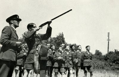 दूसरे विश्व युद्ध, 1941 के दौरान बंदूक से गोली चलाना सीखने वाले आरएएफ के जवान। द्वारा चार्ल्स ब्राउन