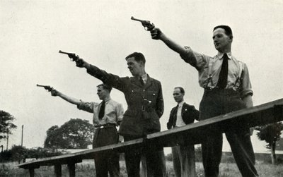 एलीमेंटरी फ्लाइंग ट्रेनिंग स्कूल, 1941 में रिवॉल्वर का अभ्यास। द्वारा चार्ल्स ब्राउन