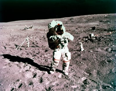 चंद्र सतह पर अंतरिक्ष यात्री जॉन यंग, अपोलो 16 मिशन, 21 अप्रैल 1972। द्वारा चार्ल्स ड्यूक