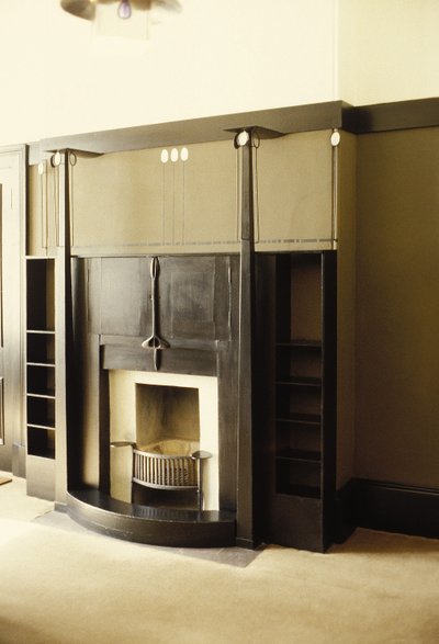 काले रंग की चिमनी, c.1914-c.1928 (लकड़ी, धातु) द्वारा Charles Rennie Mackintosh