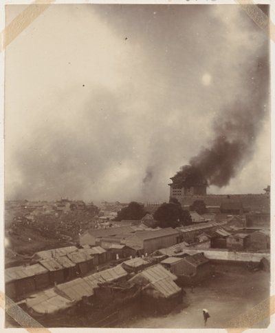 पीकिंग के मुख्य द्वार पर एक महान आग, 1900 द्वारा चीनी फोटोग्राफर